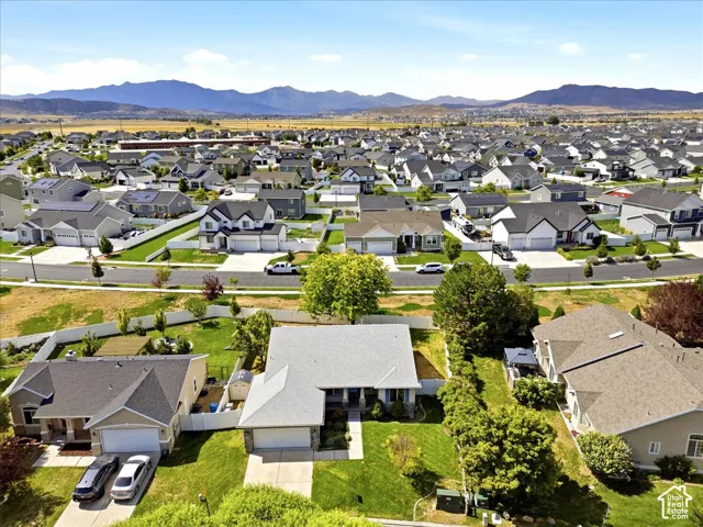 Expansive Neighborhood  With a Great  Sense of Community,and a  Beautiful Lake and Mountain Backdrop