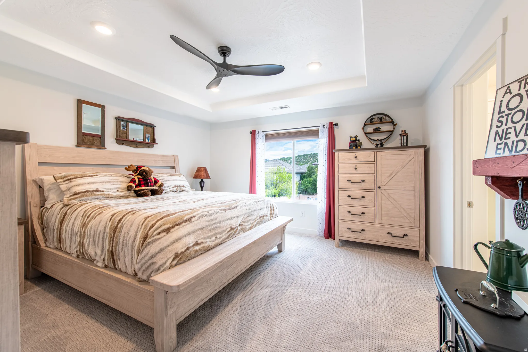 Tray ceiling with recessed lighting and a ceiling fan