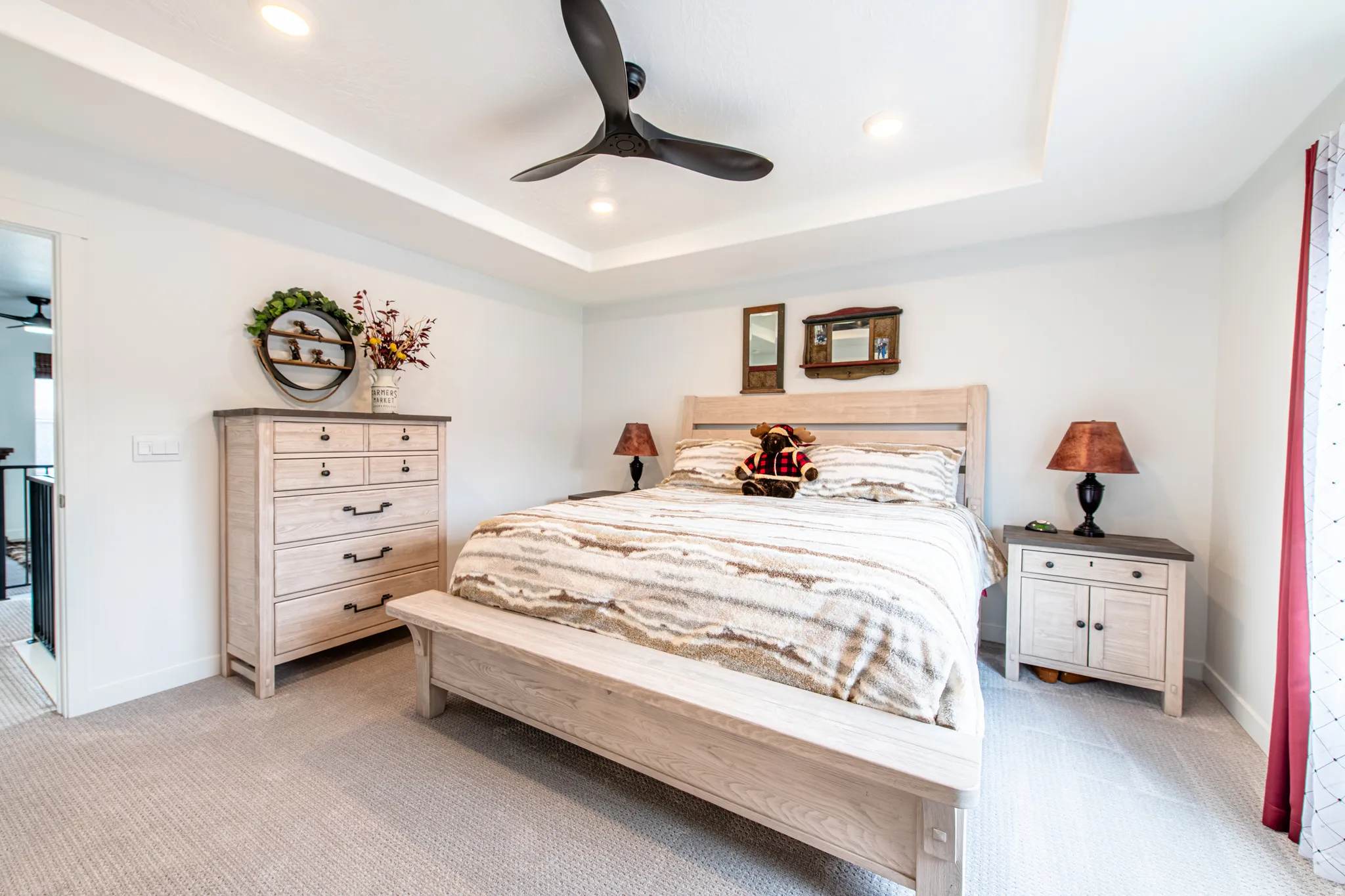 Tray ceiling with recessed lighting, ceiling fan, neutral wall paint, and light-toned carpeting