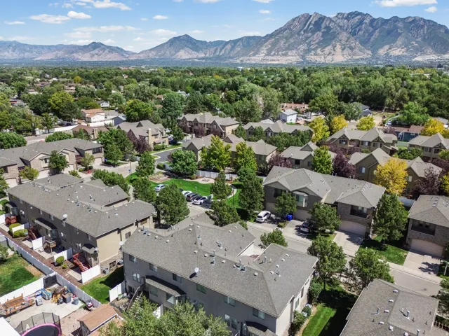 Easy Access to Shopping, Recreation, Restaurants, Entertainment, Public Transportation, Freeways and Canyons
