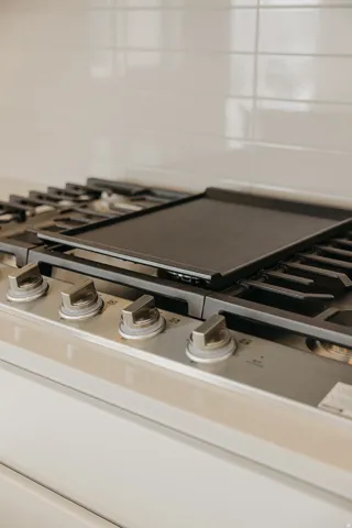 Stainless steel range with multiple burners and control knobs