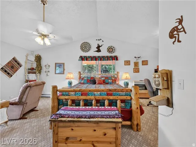 Vaulted ceiling with an attached ceiling fan and light fixture