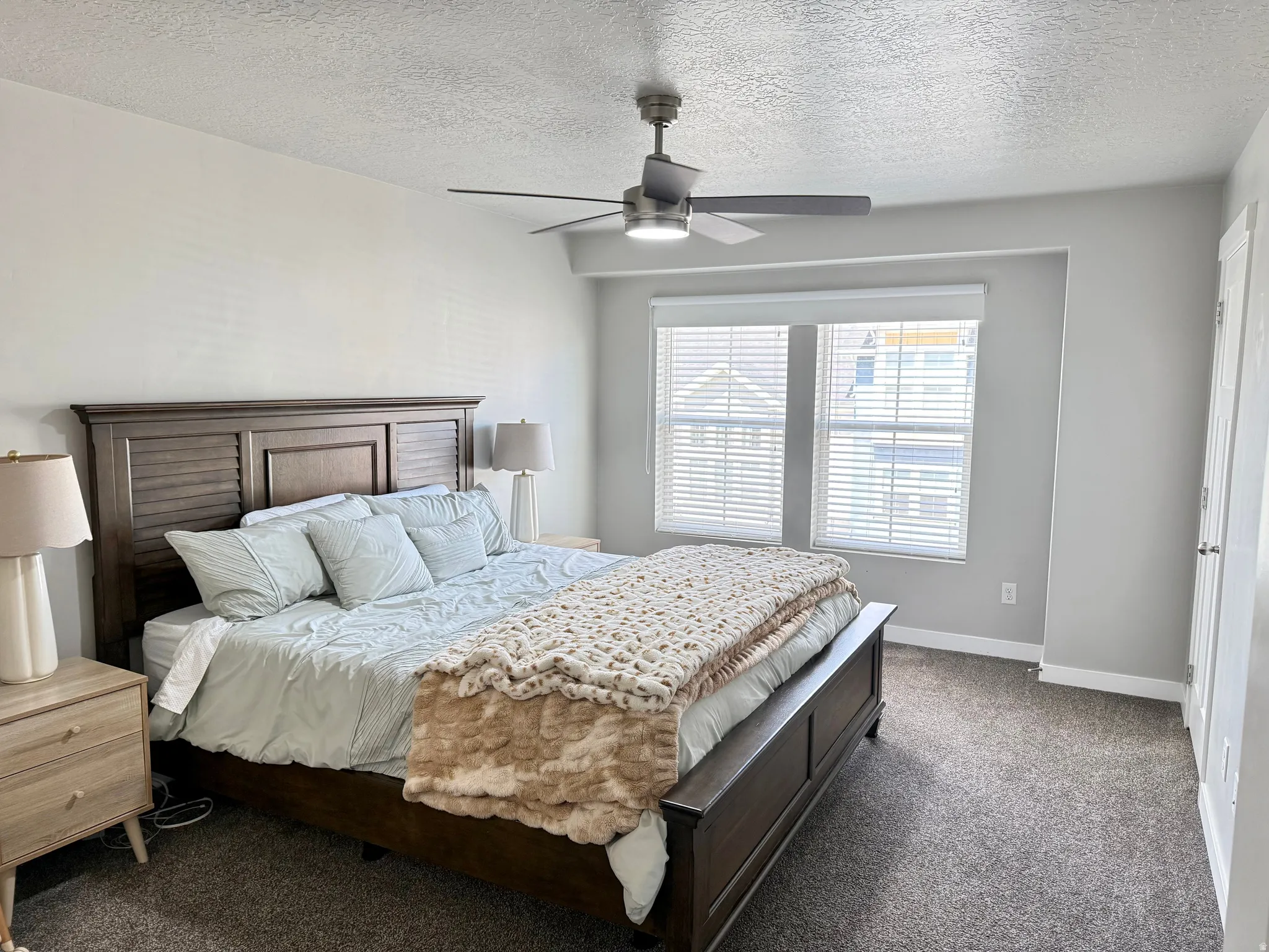 Ceiling fan with integrated lighting