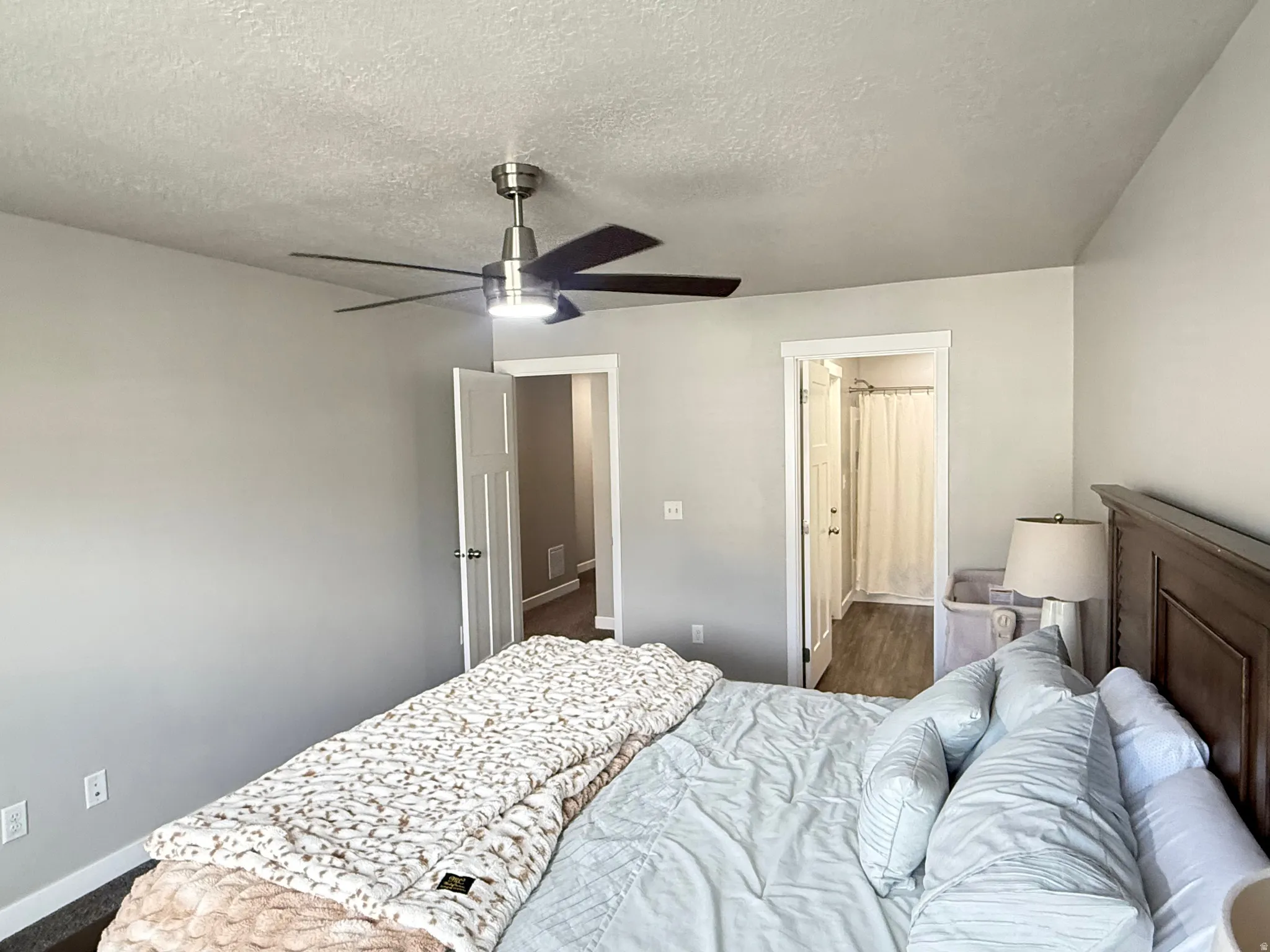 Ceiling fan with integrated lighting