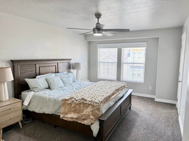 Ceiling fan with integrated lighting