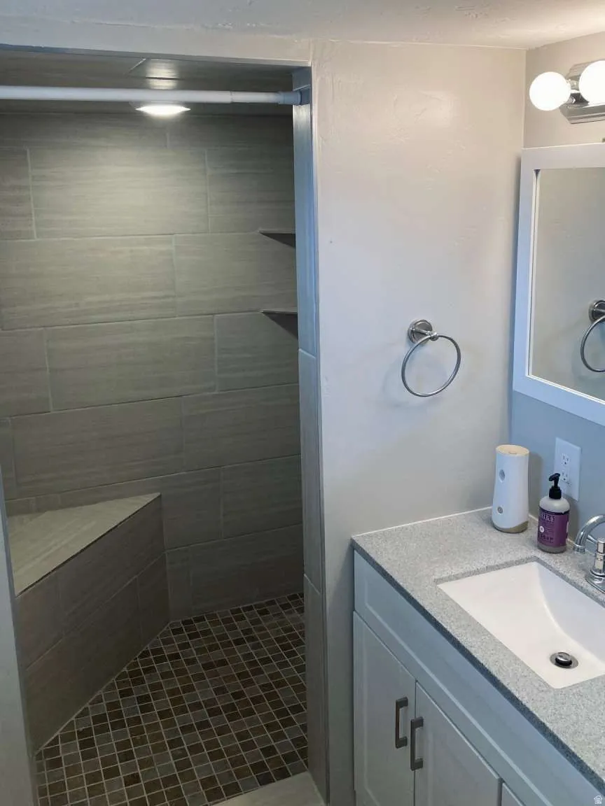 Tiled shower with integrated bench and recessed shelving