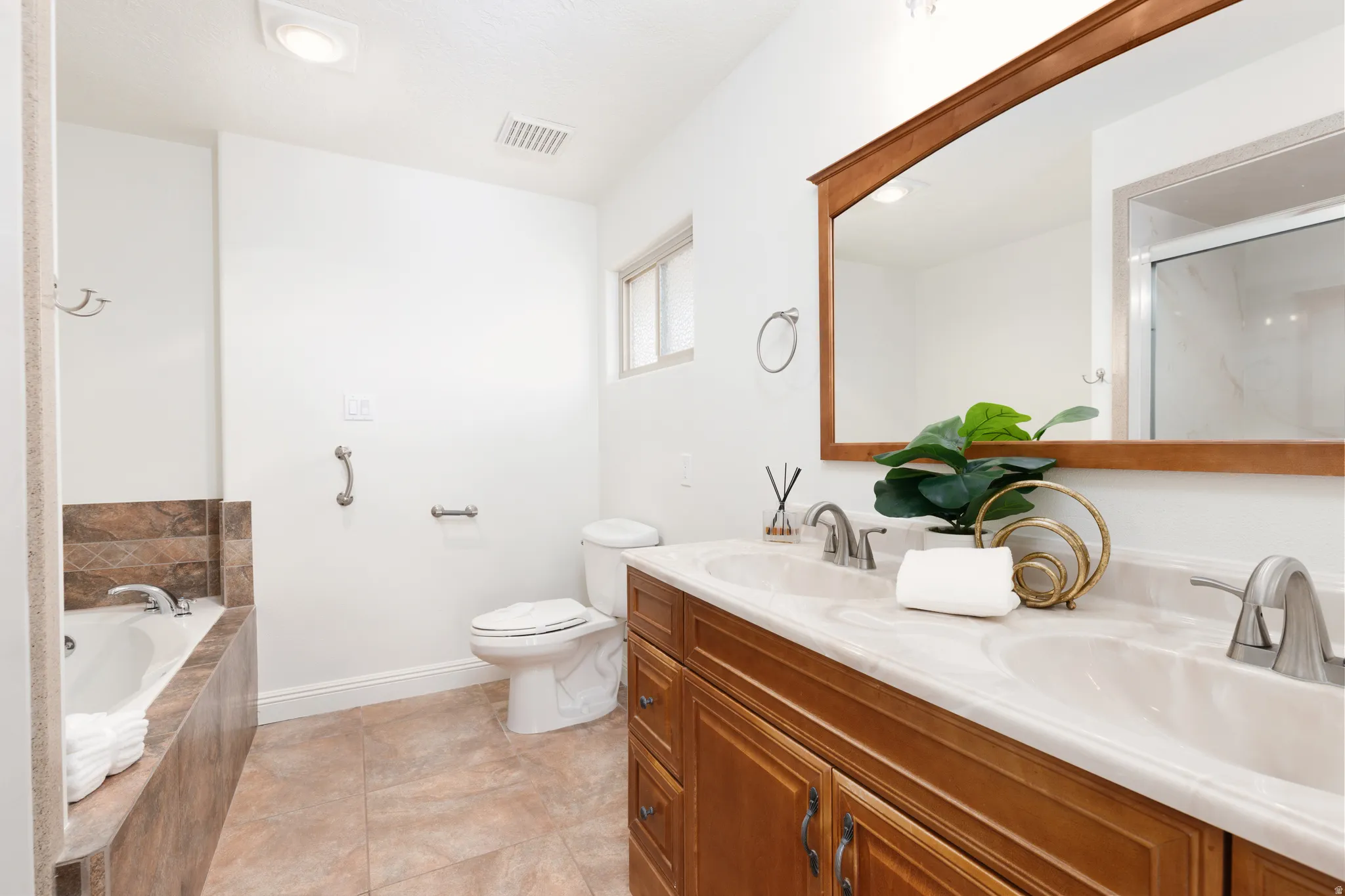Ensuite primary bathroom