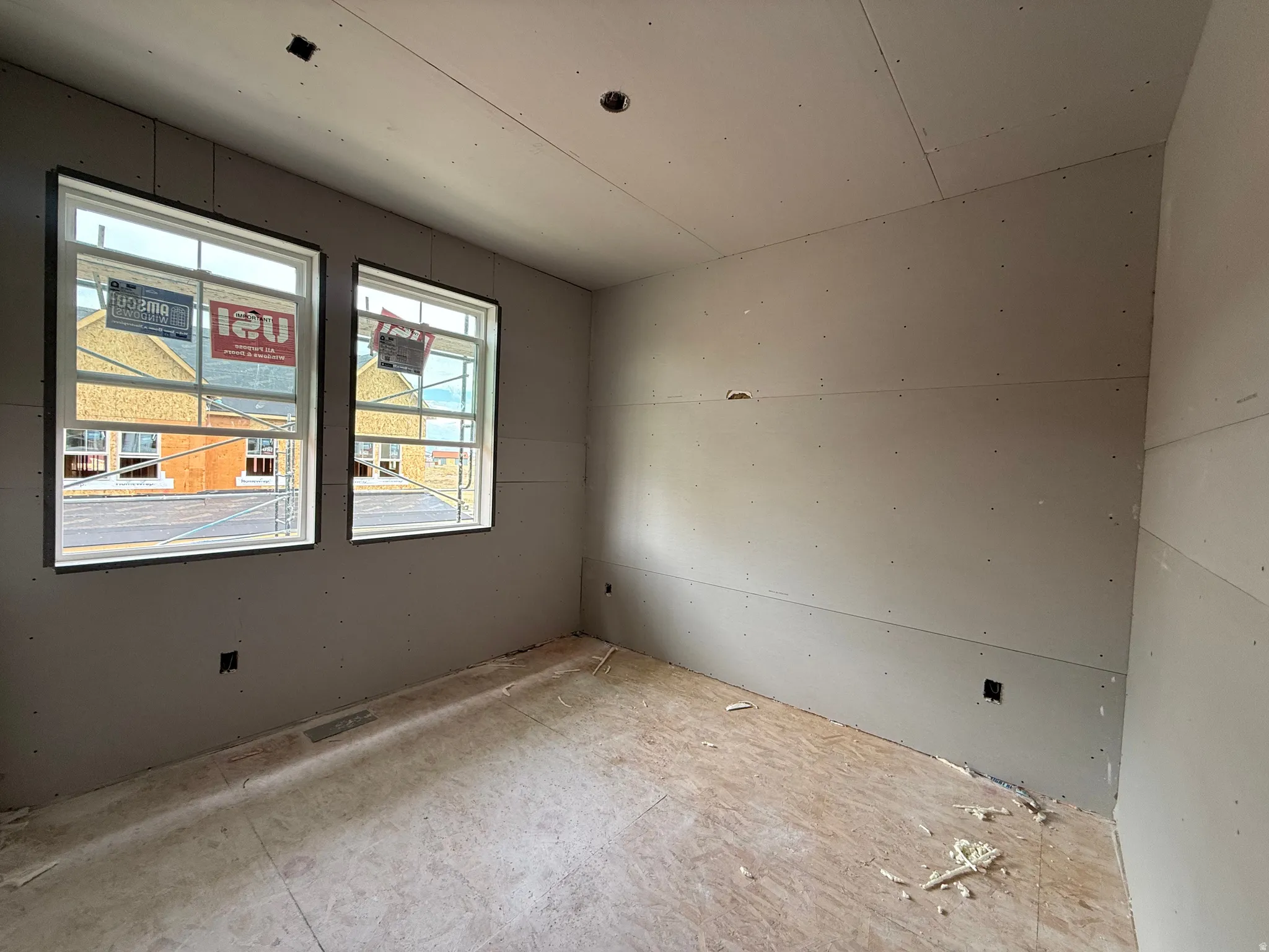 Secondary bedroom (2)