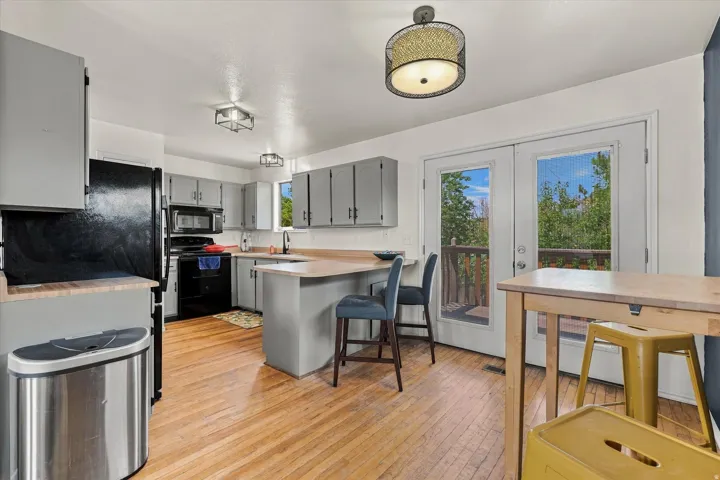 Kitchen/Dining area