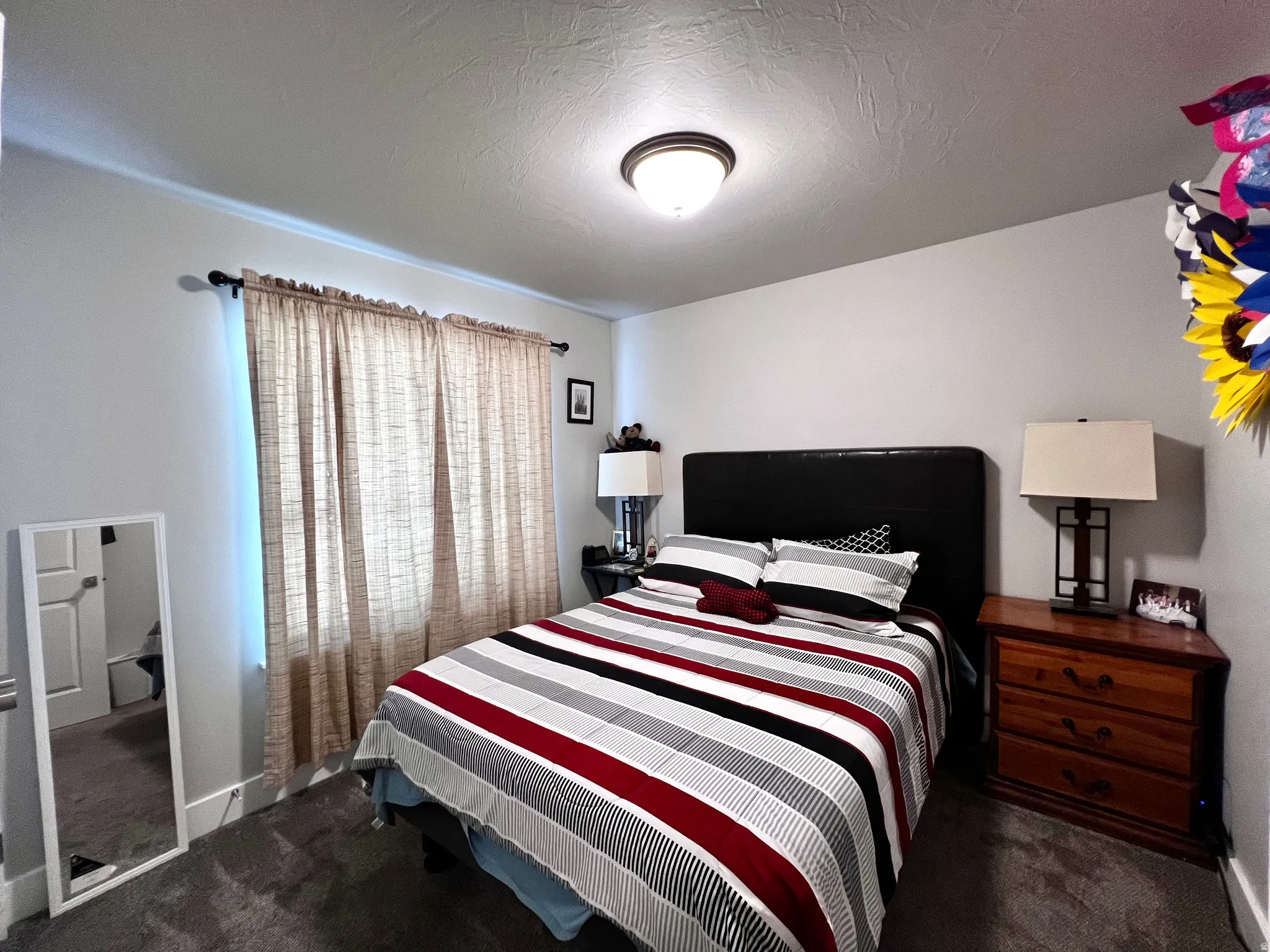 Recessed ceiling light fixture and textured ceiling