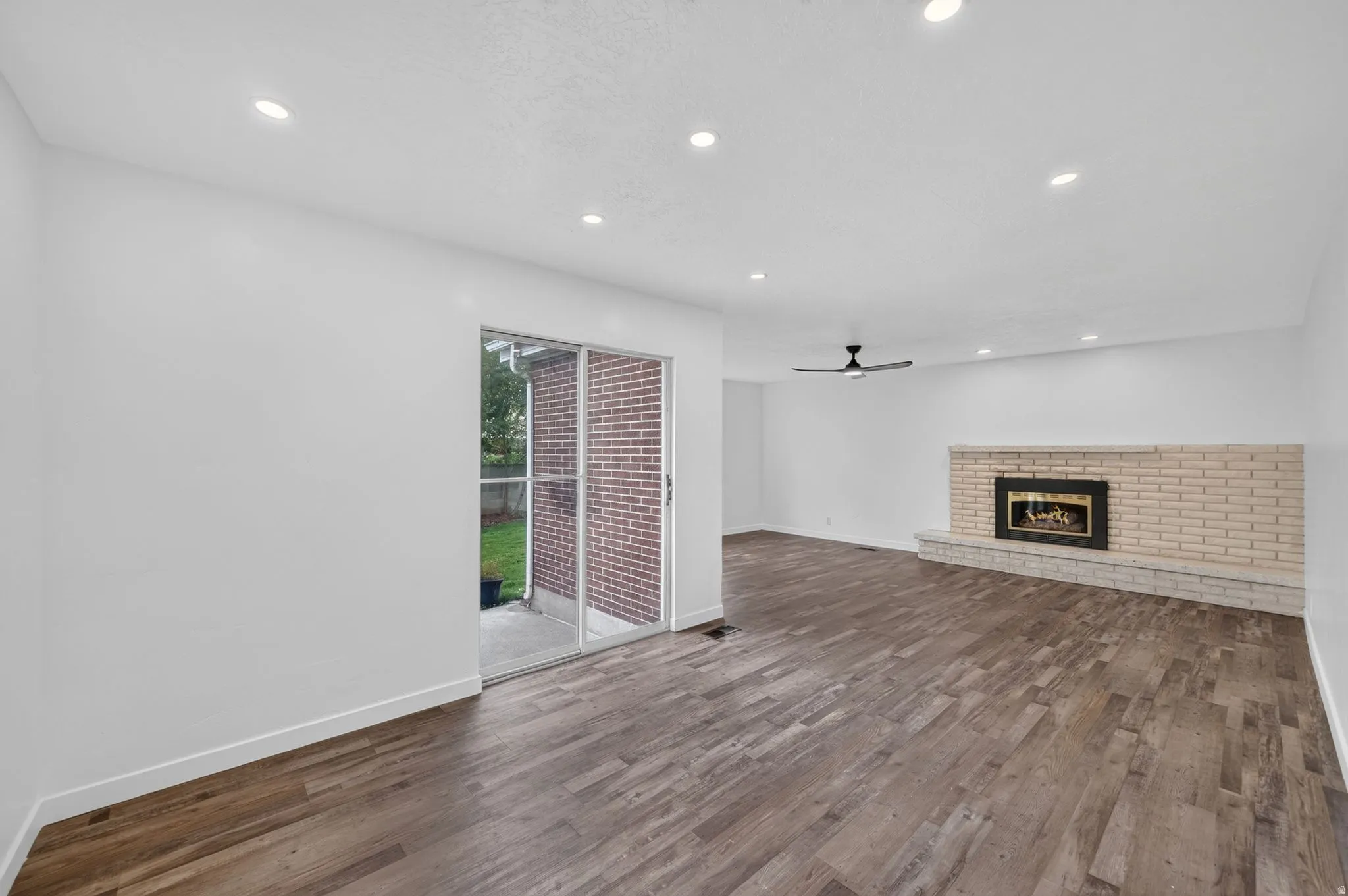 Open concept dinning and living room