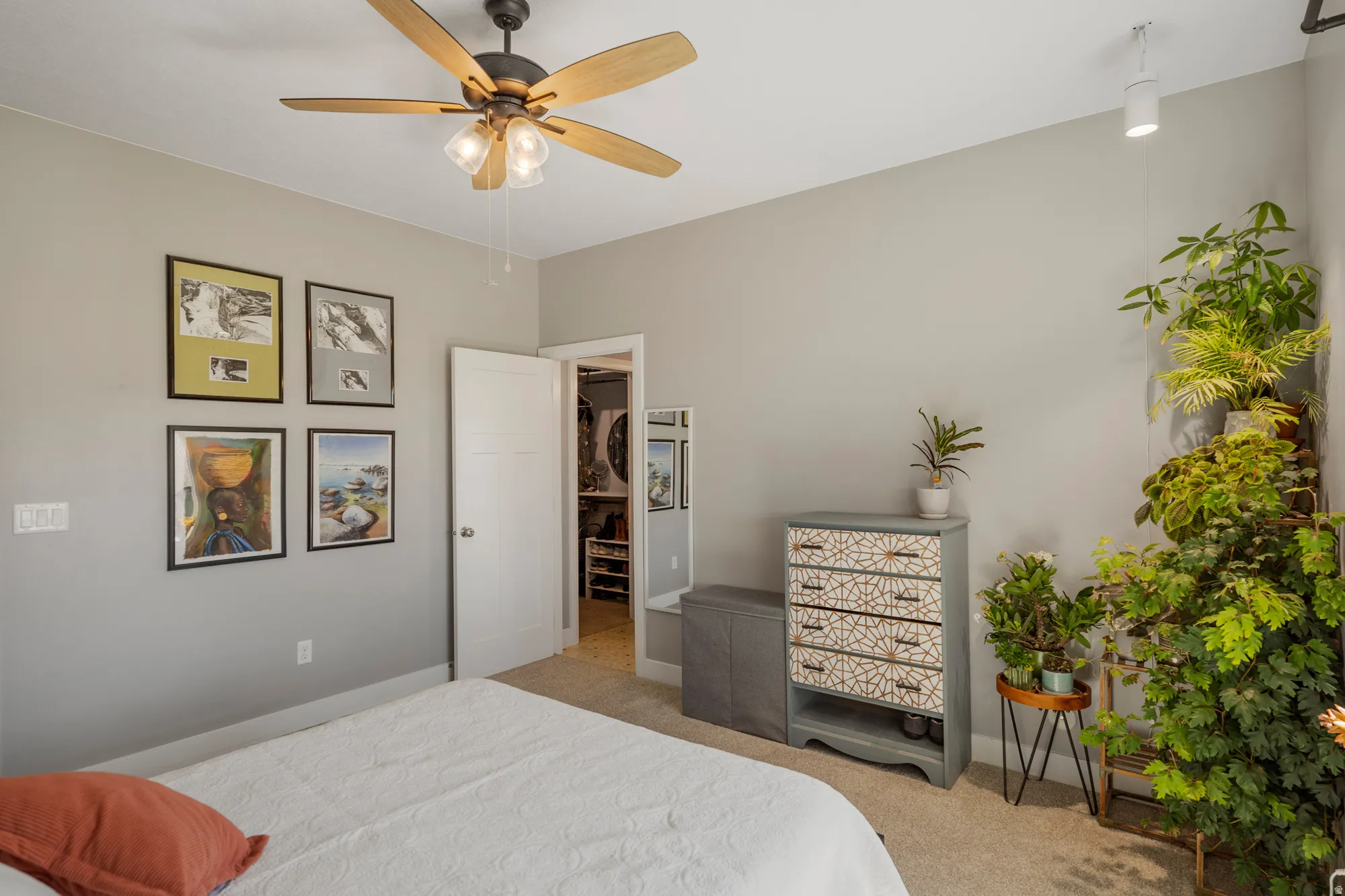 Ceiling fan with integrated lighting