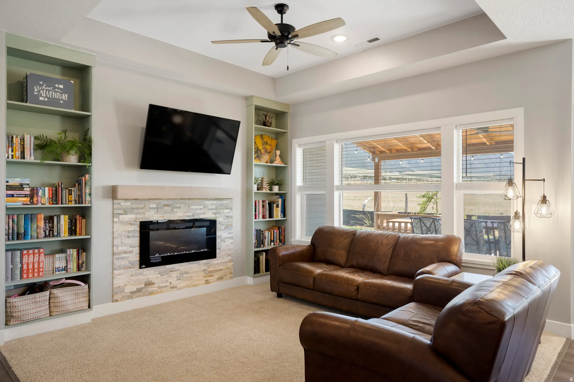 Tray ceiling with recessed lighting and ceiling fan