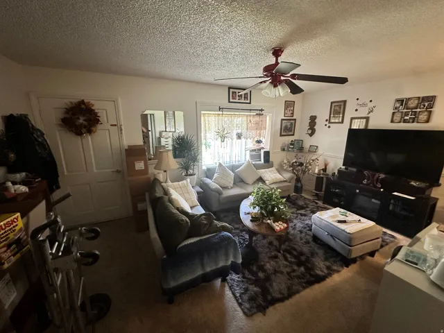 Ceiling fan with integrated lighting