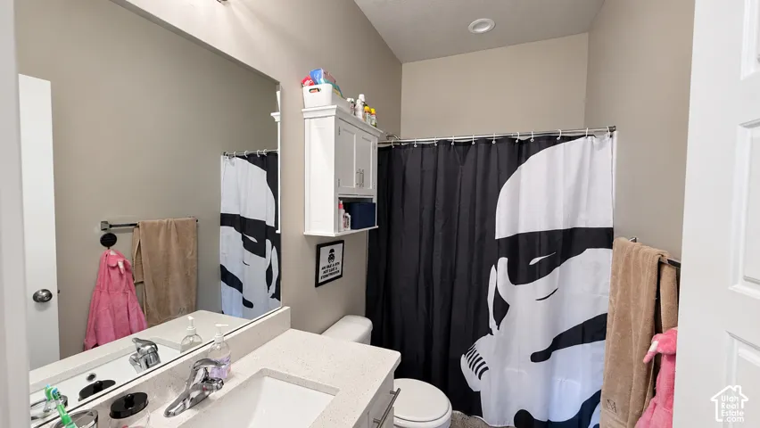 Upstairs bathroom shared with 2 bedrooms