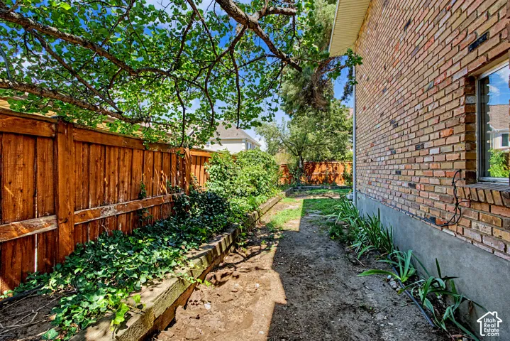 Side entry to the back yard from Garage Man Door.