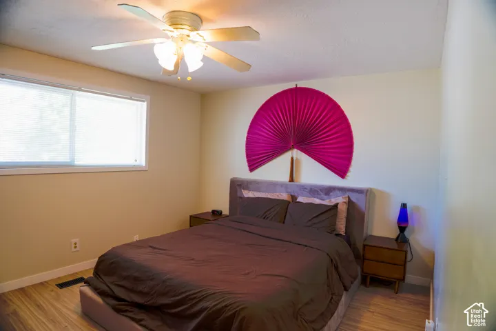 Ceiling fan with integrated lighting