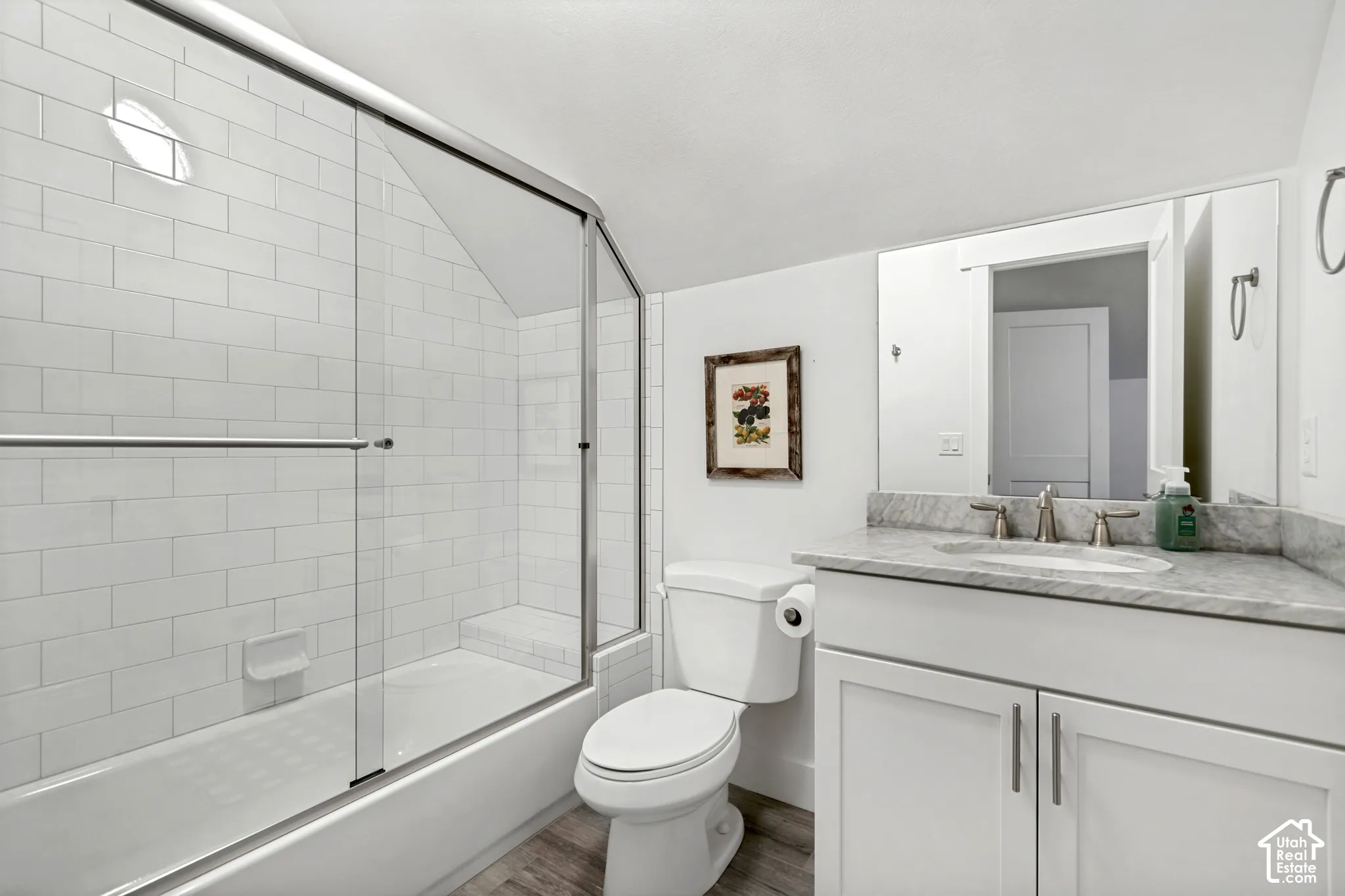 Full Private Bathroom for Guest Bedroom