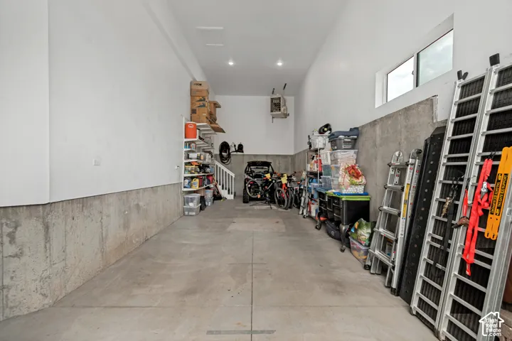 Heated RV Garage w/ RV Plug In