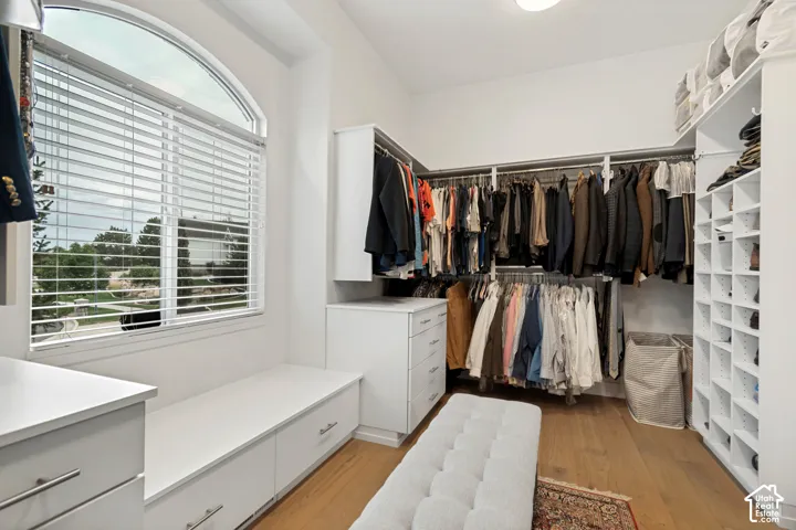Dream Walk In Closet w/ Organizers