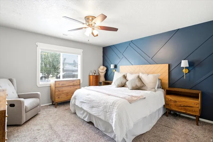 Ceiling fan with integrated lighting