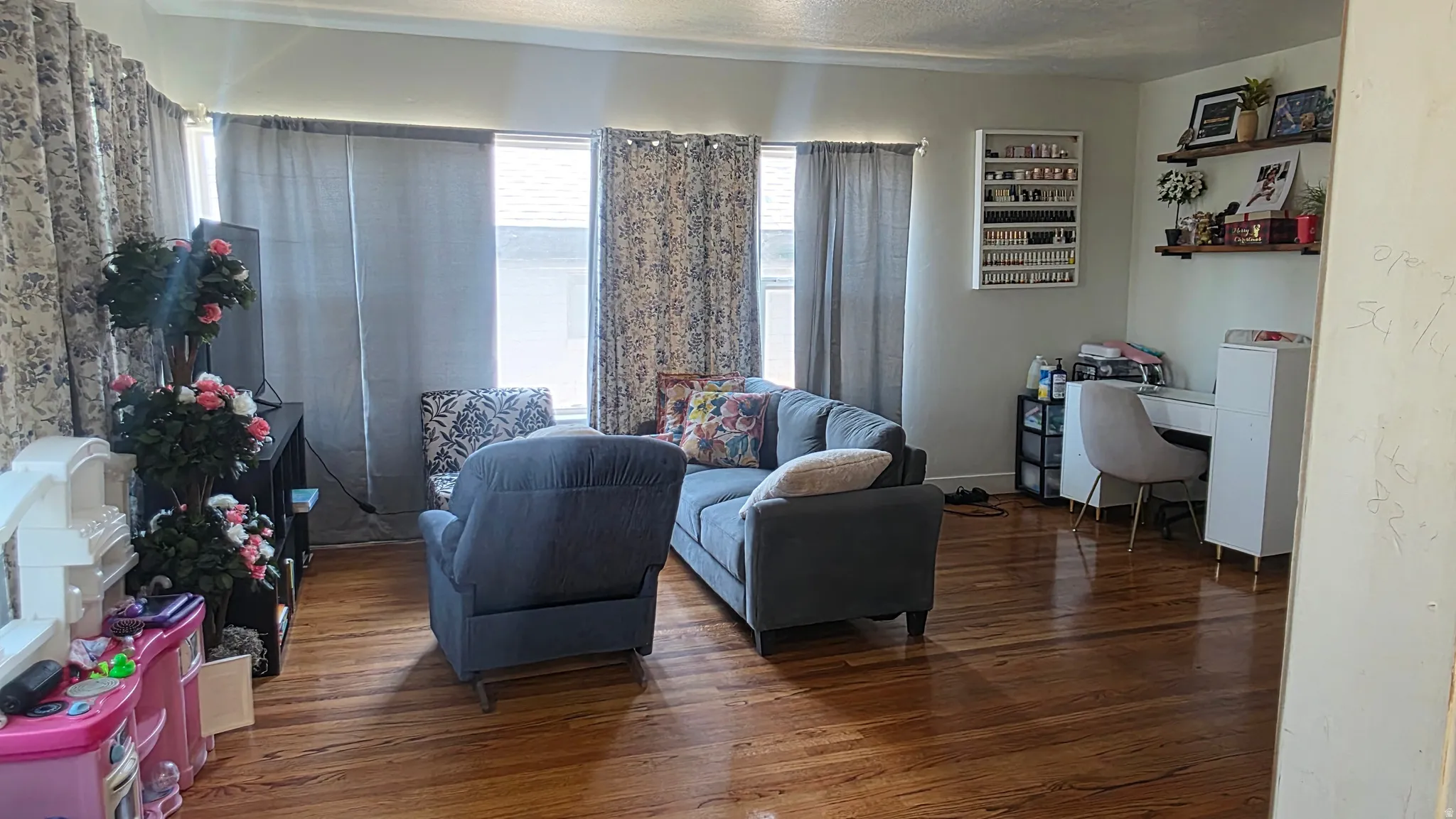Hardwood flooring throughout, multiple windows, and crown molding