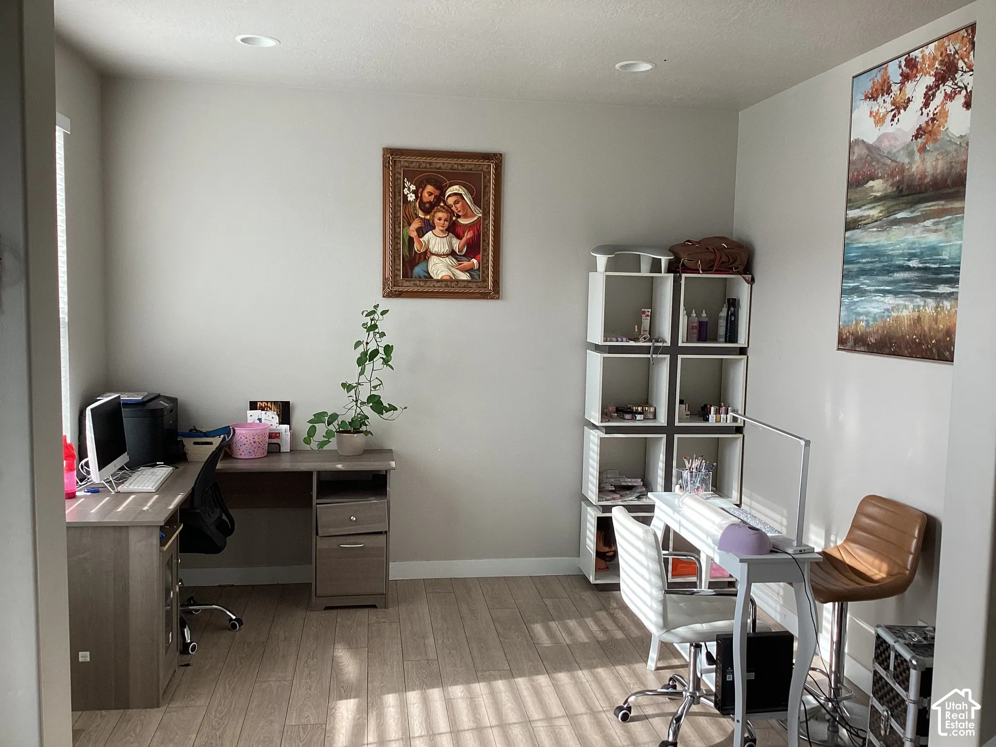 Recessed ceiling lighting, light gray wall finishes, wood-finish flooring, white trim, and a window with blinds