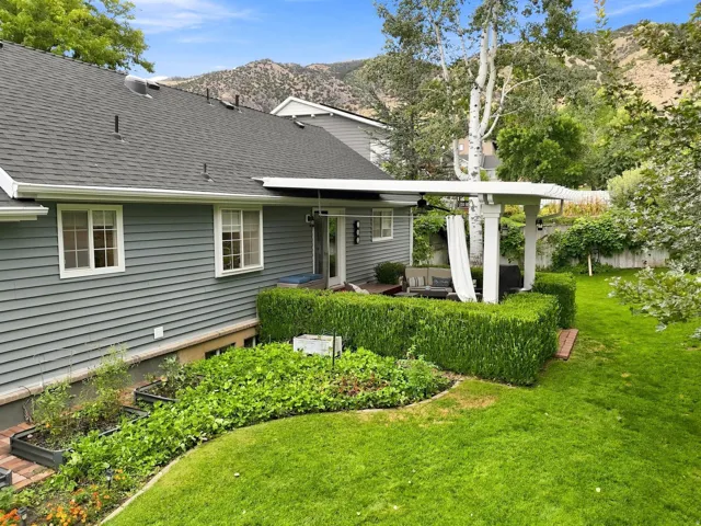 Enchanting  yard. Your very own Shangri-La