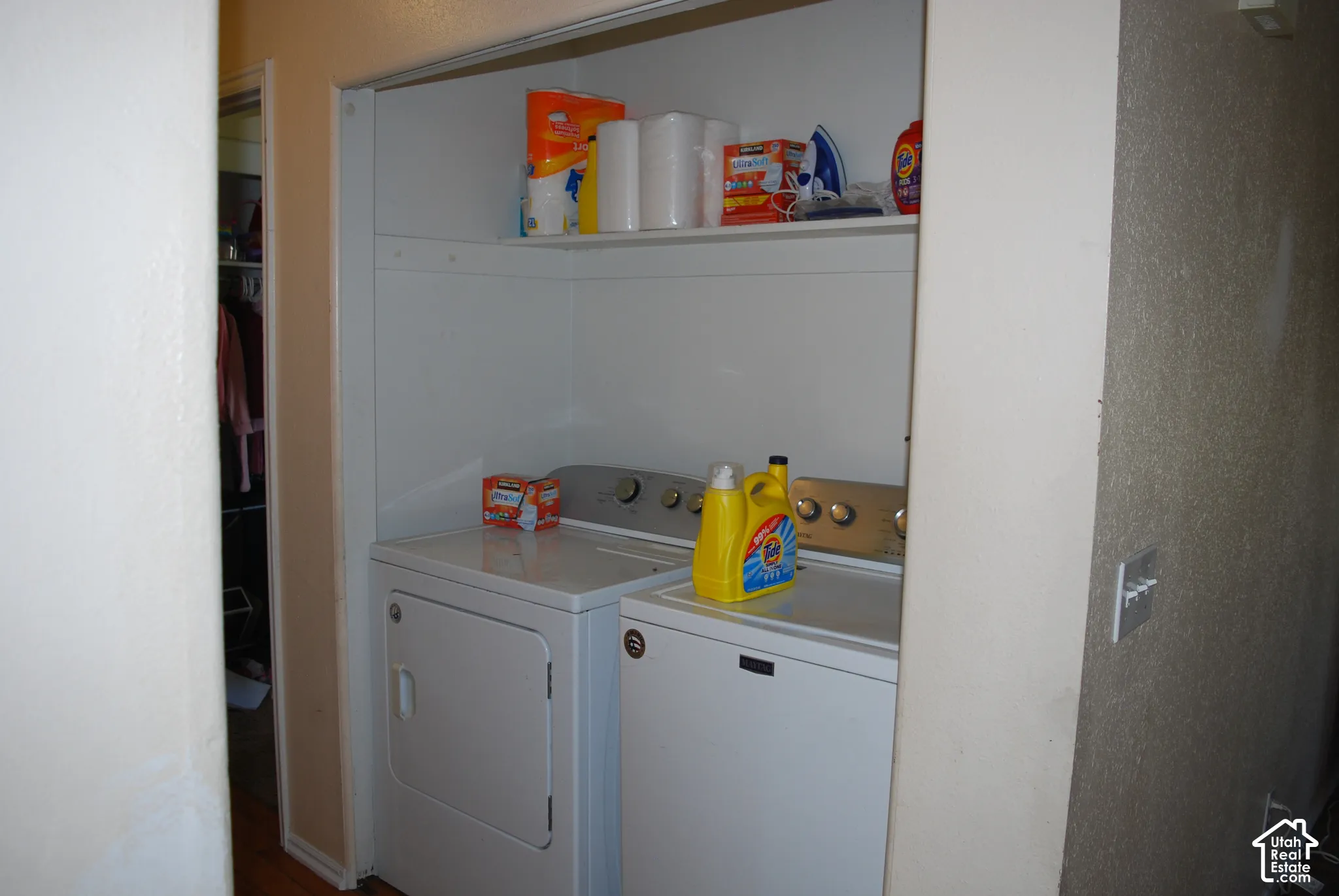 Laundry alcove with built-in shelving