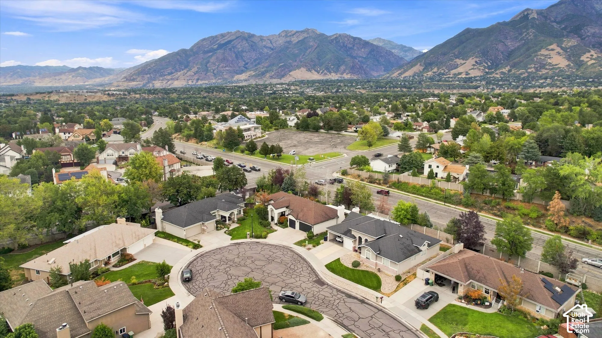 Cul-de-sac properties with mountain scenery and mature trees