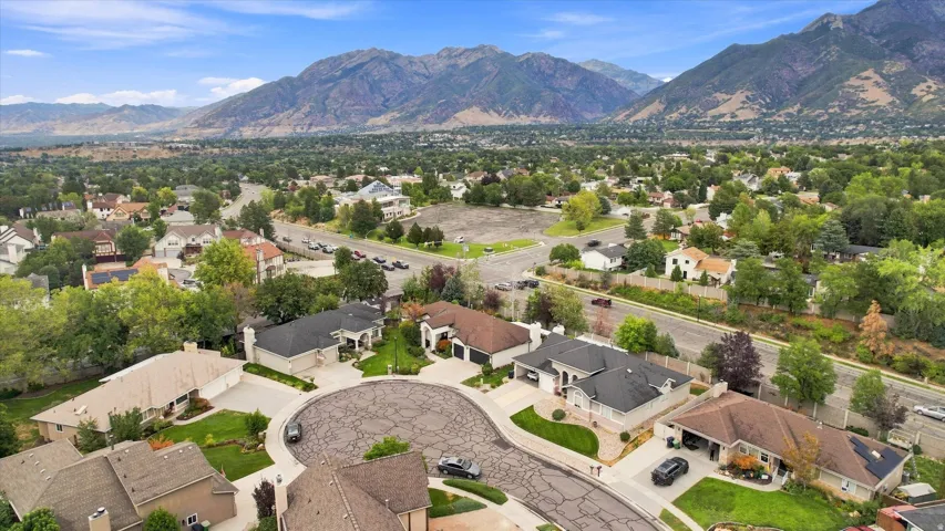 Cul-de-sac properties with mountain scenery and mature trees