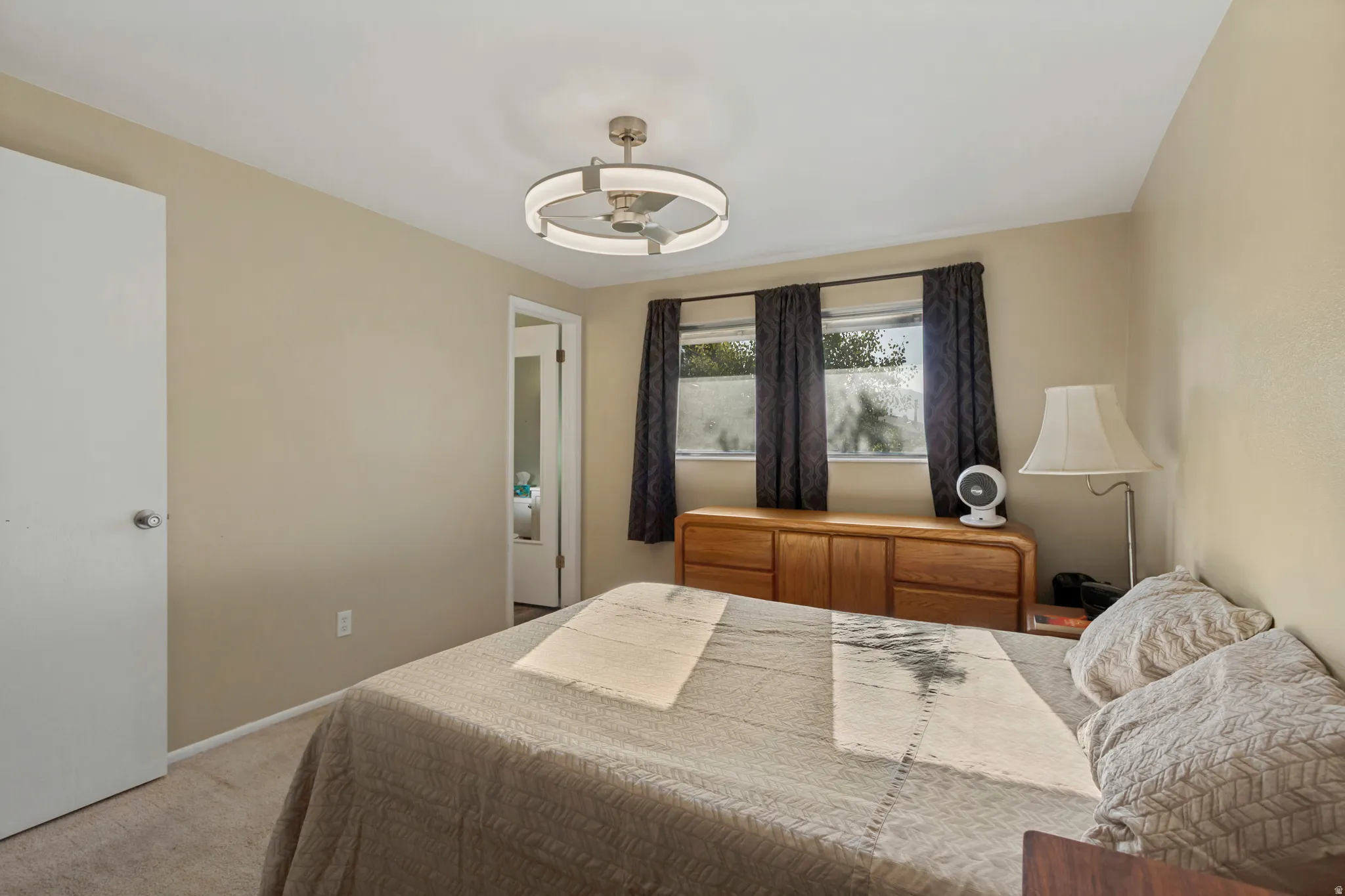 Neutral wall color with carpeting