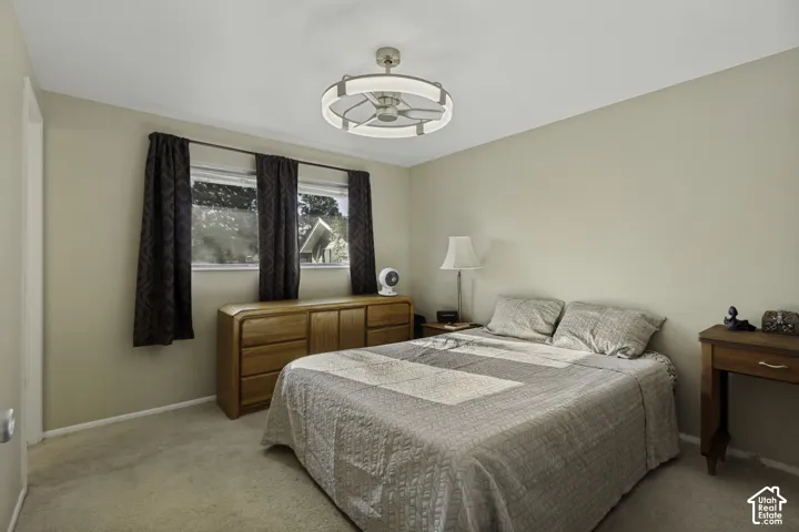 Cream-colored walls with light-toned carpeting