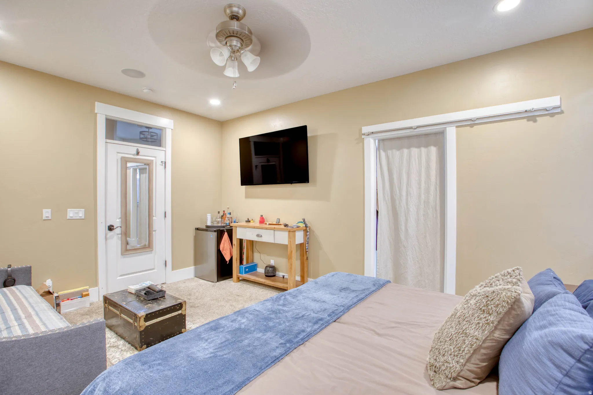 Recessed lighting, ceiling fan with light fixture, mounted television, and a built-in speaker