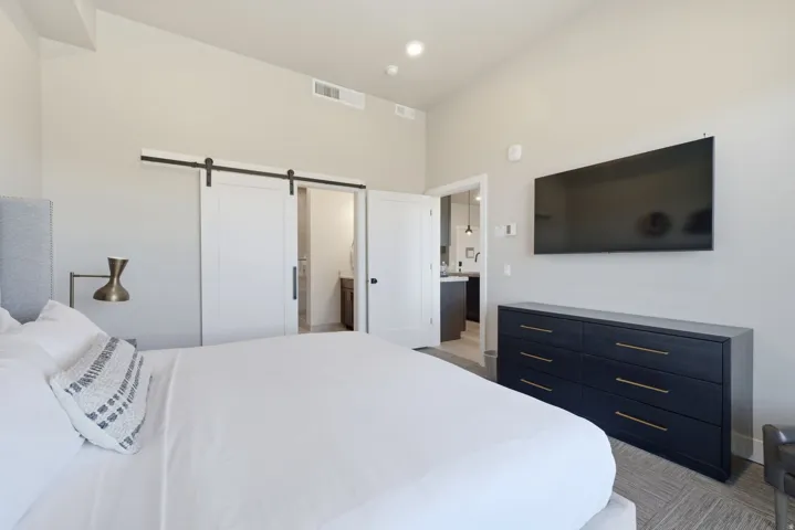 Vaulted ceiling with recessed lighting