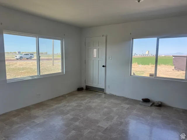 Neutral wall finishes and tile flooring