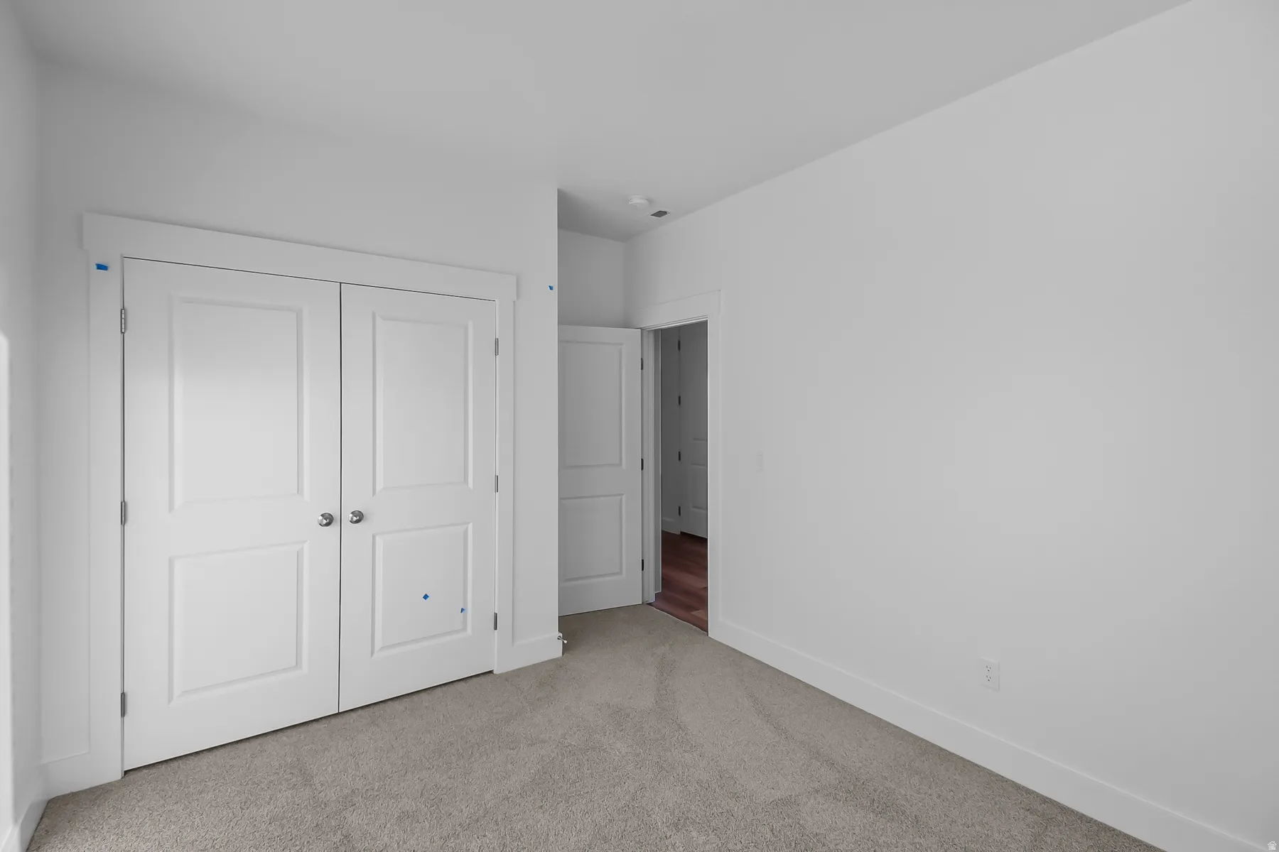 Neutral wall paint with carpet flooring
