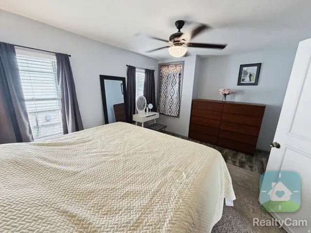 Ceiling fan with integrated lighting