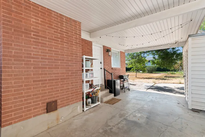 Covered patio with a concrete surface