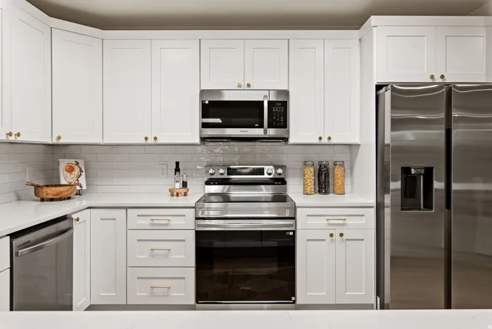 amazing kitchen, all new cabinets, back splash, counters, appliances
