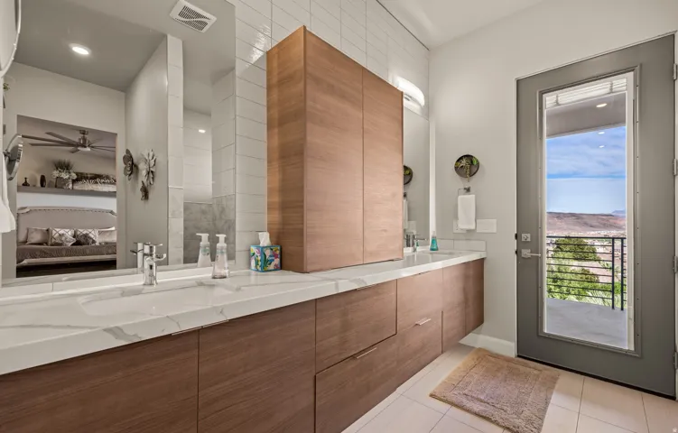 Dual vanity with integrated sinks and a continuous countertop