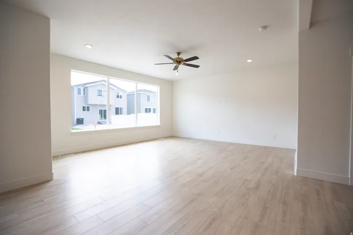 Spacious family room with 9' ceiling and ceiling fan.