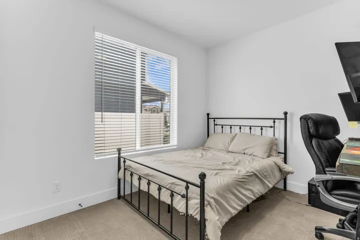 Recessed window with horizontal blinds