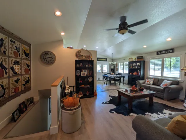 Vaulted ceiling with recessed lighting and ceiling fan