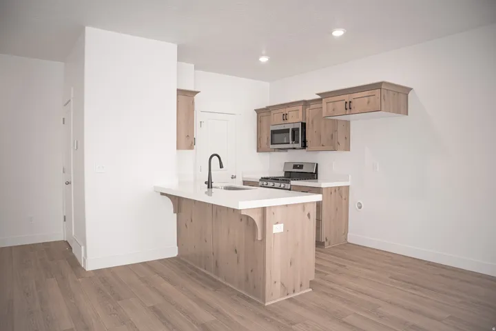 Kitchen with peninsula