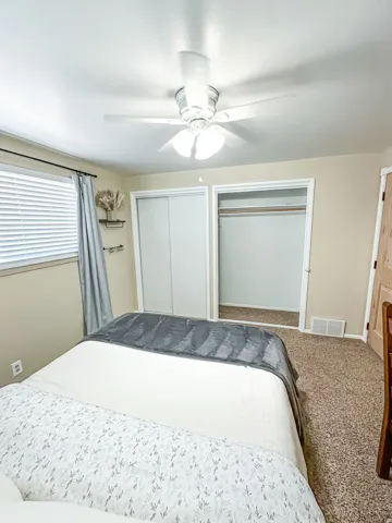 Ceiling fan with integrated lighting