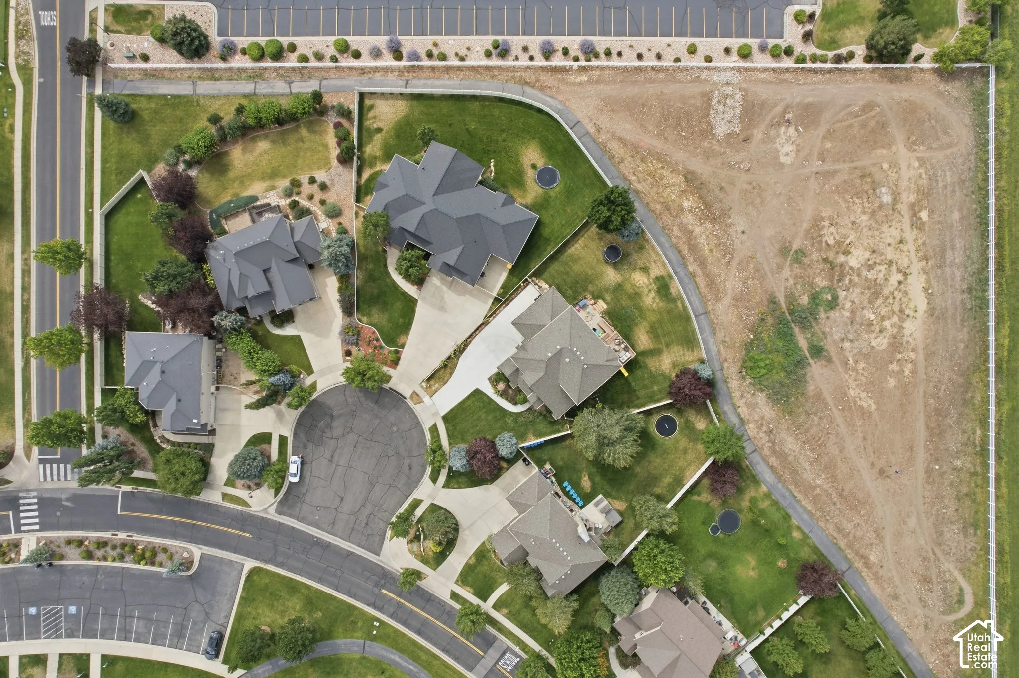 Residential community featuring cul-de-sac design, landscaped yards, and varied property sizes