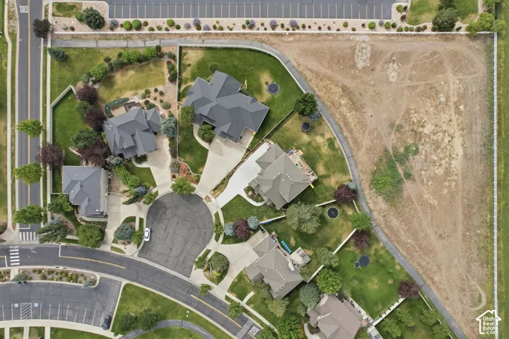 Residential community featuring cul-de-sac design, landscaped yards, and varied property sizes