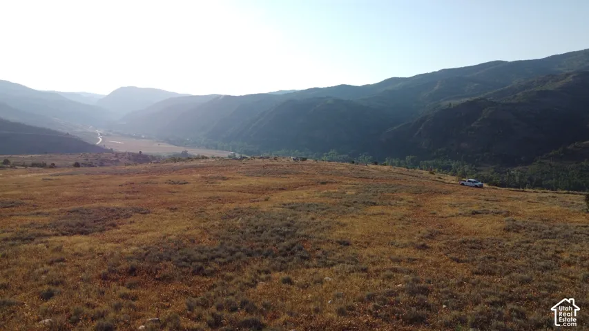 Expansive parcel featuring a natural landscape and distant mountain ranges