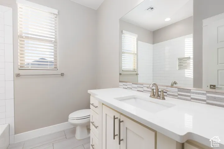 Bathroom: Upstairs full bath with a tub-shower combination and quartz vanity